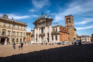 Mannerist tarzdaki Aziz Peter Katedrali (Duomo di San Pietro Apostolo) ve Mantua 'daki Piskopos Sarayı (Palazzo Bianchi) ile Sordello Meydanı (Piazza Sordello), Lombardiya, İtalya, Avrupa.
