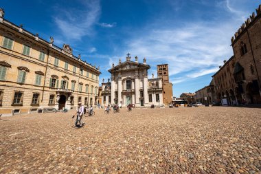 MANTUA, ITALY - 9 Mayıs 2021: Sordello Meydanı (Piazza Sordello) ile Saint Peter Katedrali, Piskopos Sarayı ve Ducal Sarayı (Palazzo Ducale), Mantua şehir merkezi, Lombardiya, İtalya, Avrupa. 