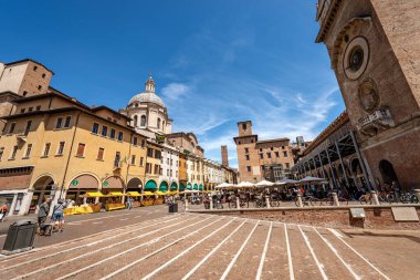 MANTUA, ITALY - 9 Mayıs 2021: Mantua şehir merkezindeki Piazza delle Erbe, Sant 'Andrea Bazilikası ve Katedrali ve ortaçağ Palazzo della Ragione (Mantık Sarayı). Lombardiya, İtalya, Avrupa.
