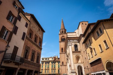 Rönesans, Barok ve Gotik tarzında (1472-1732) Sant 'Andrea Katedrali, Mantua şehir merkezinde, Piazza delle Erbe, Lombardy, İtalya, Güney Avrupa.