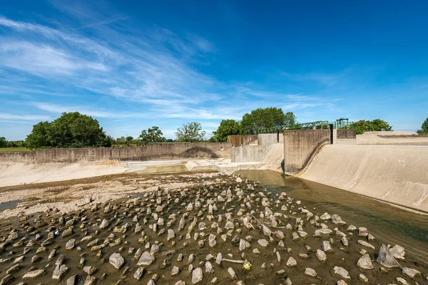 Reinforced Concrete Irrigation Canal Dam River Mincio Padan Plain Valley — Stock Photo, Image
