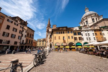 MANTUA, ITALY - 9 Mayıs 2021: Piazza delle Erbe, Mantua şehir merkezindeki Sant 'Andrea Bazilikası ve Katedrali (Saint Andrew, 1472-1732), Lombardy, İtalya, güney Avrupa.