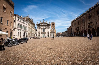 MANTUA, ITALY - 9 Mayıs 2021: Sordello Meydanı (Piazza Sordello) ile Saint Peter Katedrali, Piskopos Sarayı ve Ducal Sarayı (Palazzo Ducale), Mantua şehir merkezi, Lombardiya, İtalya, Avrupa.