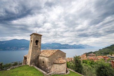 Küçük San Antonio Abate Kilisesi (Saint Anthony Abbot) Roma tarzı, XIII-XIV yüzyıl, Biaza ilçesi, Brenzone konsolosu Garda, Garda Gölü, Verona ili, Veneto, İtalya, Avrupa.