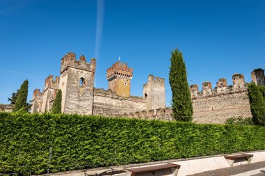 Ortaçağ Lazise Kalesi (IX-XIV yüzyıl), Garda Gölü kıyısındaki turizm beldesi (Lago di Garda). Verona ili, Veneto, İtalya, Güney Avrupa.
