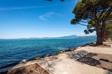 Lago di Garda. Verona ili, Veneto ili, İtalya, güney Avrupa 'daki küçük Lazise kasabasının Garda Gölü manzarası. Arka planda Lombardy kıyısında.