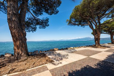 Lago di Garda. Verona ili, Veneto ili, İtalya, güney Avrupa 'daki küçük Lazise kasabasının Garda Gölü manzarası. Arka planda Lombardy kıyısında.