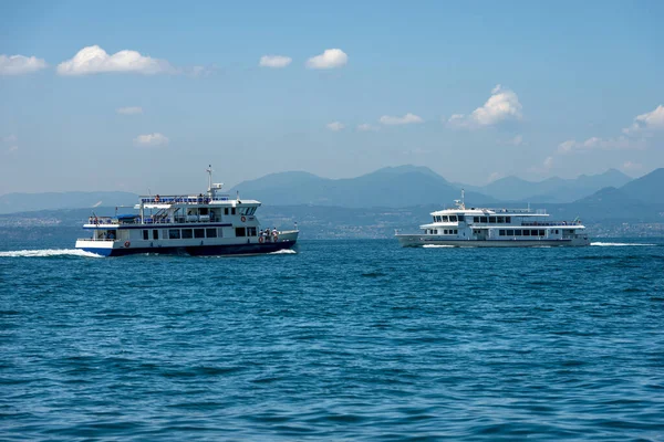 Due Traghetti Movimento Davanti Piccolo Borgo Bardolino Sul Lago Garda — Foto Stock