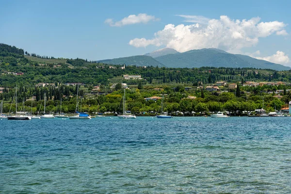 加尔达湖海岸 Lago Garda 位于Bardolino小村庄前面 有停泊的帆船 维罗纳省 意大利威尼托 在背景上 群山和巴尔多山 — 图库照片