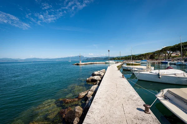 Garda Gölü Kıyısındaki Lazise Köyünün Iki Küçük Limanından Biri Lago — Stok fotoğraf
