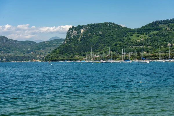 Grote Groep Zeilboten Afgemeerd Voor Het Kleine Dorpje Bardolino Kust — Stockfoto