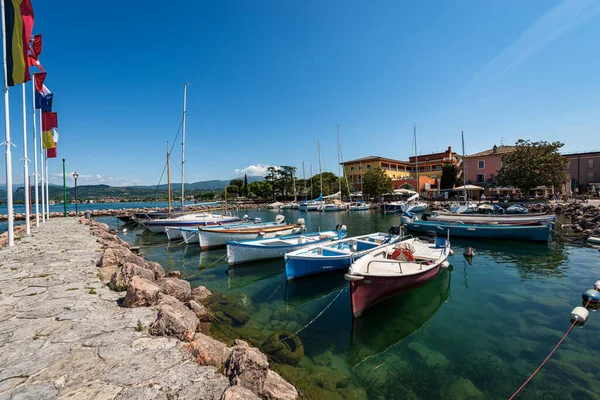 Hamnen Den Lilla Byn Cisano Med Små Båtar Förtöjda Turistort — Stockfoto