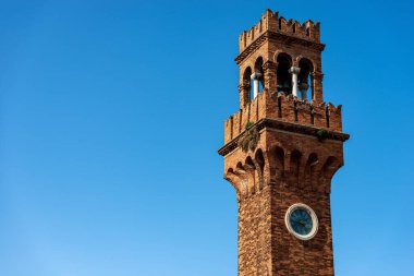 Ortaçağ tarzında Murano adasındaki antik Civic Tower veya Clock Tower 'a yakın çekim. Campo Santo Stefano (Aziz Stephen Meydanı), Venedik, UNESCO dünya mirası bölgesi, Veneto, İtalya, Avrupa. 
