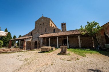 Venedik, UNESCO 'nun dünya mirası bölgesi Venedik, Veneto, İtalya' daki en eski kiliselerden biri olan Torcello adasındaki Santa Maria Assunta Bazilikası ve Katedrali 'nin ön cephesi (639). 