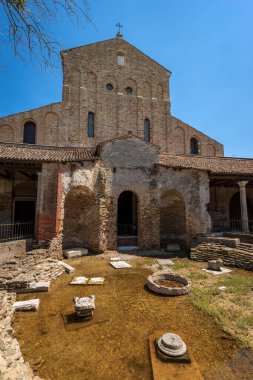 Venedik, UNESCO 'nun dünya mirası bölgesi Venedik, Veneto, İtalya' daki en eski kiliselerden biri olan Torcello adasındaki Santa Maria Assunta Bazilikası ve Katedrali 'nin ön cephesi (639). 