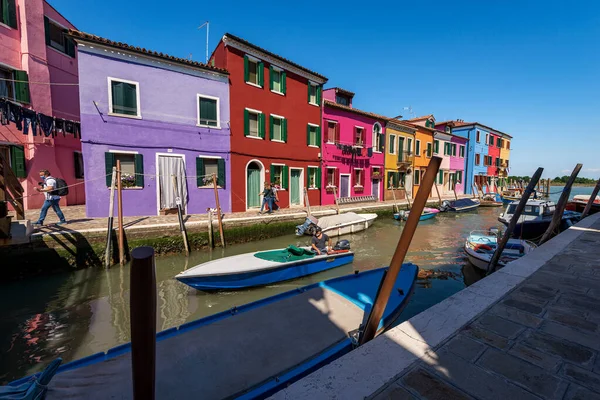 Burano Italien Juni 2021 Bunte Häuser Entlang Eines Kanals Auf — Stockfoto