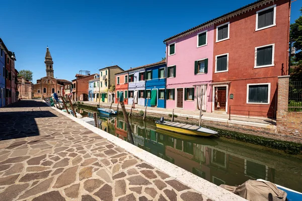 Casas Multicolores Pequeñas Embarcaciones Amarradas Largo Canal Isla Burano Laguna —  Fotos de Stock