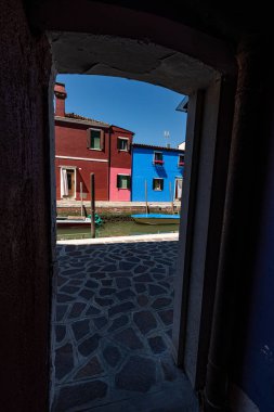 Güneşli bir bahar gününde Burano adası, Venedik lagünü, çok renkli evleri ve küçük tekneleri olan bir kanalı var. UNESCO dünya mirası sahası, Veneto, İtalya, Avrupa.