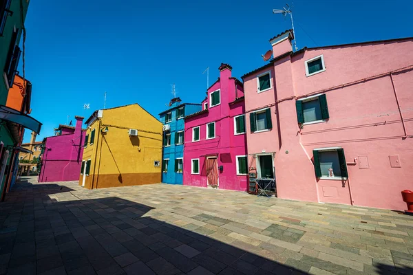 Vackra Små Flerfärgade Hus Ljusa Färger Burano Solig Vårdag Venedig — Stockfoto