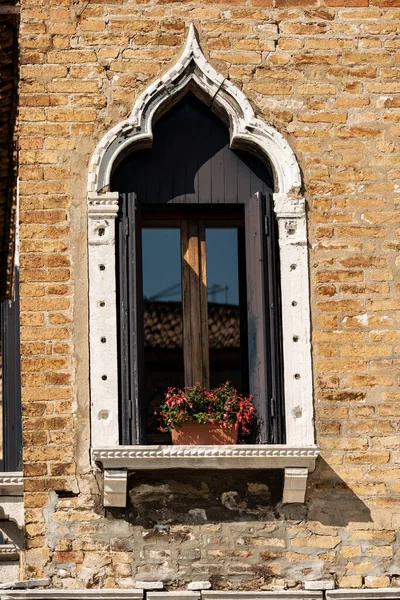 Primer Plano Una Antigua Ventana Con Arco Estilo Gótico Veneciano — Foto de Stock