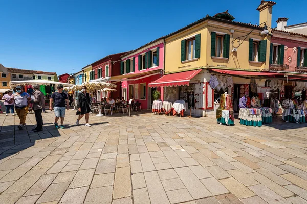 Burano Itálie Června 2021 Venkovní Restaurace Pestrobarevnými Domy Obchody Ostrově — Stock fotografie