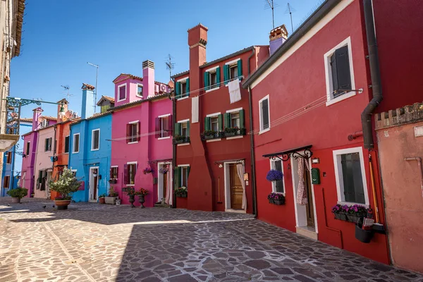 Belas Pequenas Casas Multicoloridas Cores Brilhantes Ilha Burano Dia Ensolarado — Fotografia de Stock