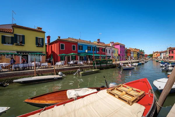 Burano Italie Juin 2021 Maisons Multicolores Restaurants Petit Canal Avec — Photo