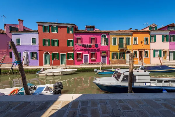 Ostrov Burano Benátské Laguně Krásnými Vícebarevnými Domy Světlé Barvy Průplavem — Stock fotografie