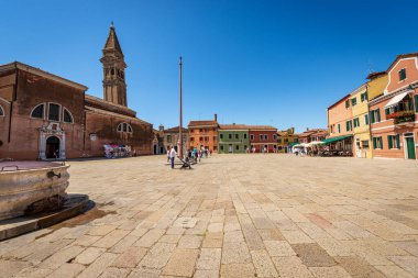 San Martino Vescovo (Saint Martin Bishop) kilisesi ve eğik çan kulesi (XVI yüzyıl) ile Burano adasının ana meydanı, Piazza Baldassarre Galuppi. Venedik, Veneto, İtalya, Avrupa.