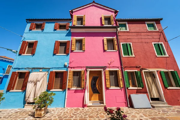 晴れた春の日にブラノ島の古い小さな美しい多色の家 明るい色 ヴェネツィア ラグーン ヴェネツィア ユネスコ世界遺産 ヴェネト イタリア 南ヨーロッパ — ストック写真