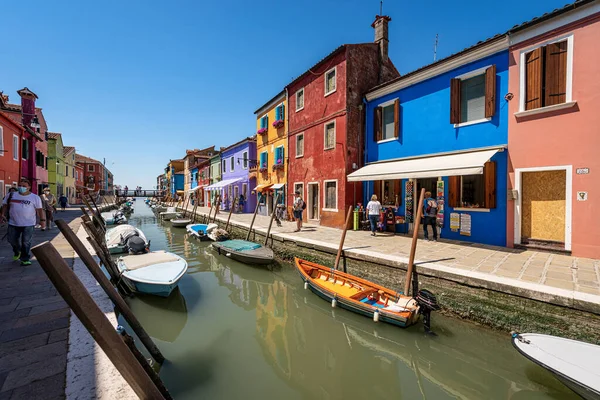 Burano Italie Juin 2021 Maisons Multicolores Couleurs Vives Petit Canal — Photo