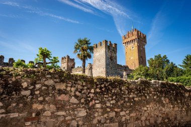 Ortaçağ Lazise Kalesi (IX-XIV yüzyıl), Garda Gölü kıyısındaki turizm beldesi (Lago di Garda). Verona ili, Veneto, İtalya, Güney Avrupa.
