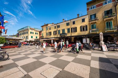 LAZISE, İtalya - 26 Mayıs 2021: Lazise Köyü 'nün ana meydanı, Piazza Vittorio Emanuele. Garda Gölü kıyısındaki turizm beldesi (Lago di Garda). Verona ili, Veneto, İtalya, Güney Avrupa.
