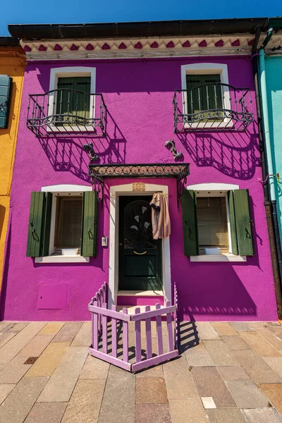 Starý Malý Krásný Domek Světlými Barvami Fialová Zelená Ostrově Burano — Stock fotografie