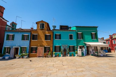 Güneşli bir bahar gününde, Burano adasında parlak renklere sahip eski küçük evler (çok renkli). Venedik lagünü, Venedik, UNESCO dünya mirası sahası, Veneto, İtalya, Güney Avrupa.
