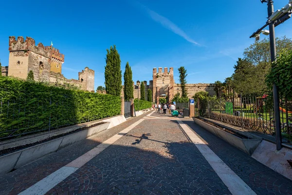 Castelo Scaligero Medieval Muralhas Fortificadas Xiv Pequena Aldeia Lazise Estância — Fotografia de Stock