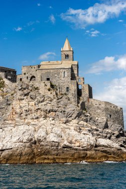 Ortaçağ San Pietro Kilisesi (1198 yılında kutsanmış Aziz Peter) Portovenere veya UNESCO 'nun dünya mirası alanı Porto Venere' de. La Spezia, Liguria, İtalya, Avrupa.