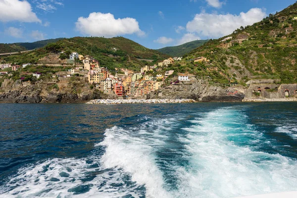 Riomaggiore Pueblo Visto Desde Mar Mediterráneo Parque Nacional Cinque Terre —  Fotos de Stock
