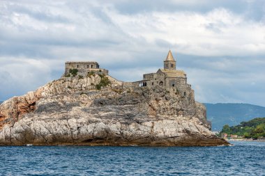 Ortaçağ San Pietro Kilisesi (1198 yılında kutsanmış Aziz Peter) Portovenere veya Porto Venere kasabası, UNESCO dünya mirası alanında. La Spezia, Liguria, İtalya, Avrupa.