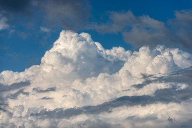 Güzel fırtına bulutları, kümülüs bulutları ya da açık mavi gökyüzüne karşı kümülonimbus. Tam çerçeve, fotoğraf.