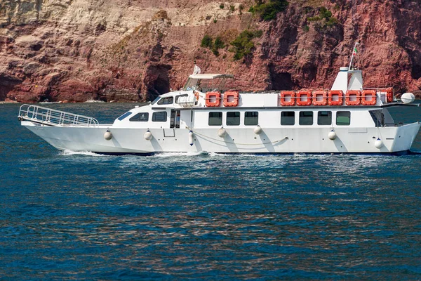 在Cinque Terre国家公园石质海岸 教科文组织世界遗产场址 Ligurian Sea Spezia Liguria 意大利 欧洲的空荡荡的白色轮渡船 — 图库照片