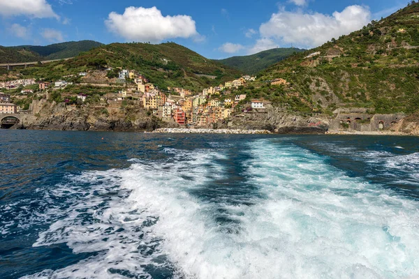 Riomaggiore Pueblo Visto Desde Mar Mediterráneo Parque Nacional Cinque Terre —  Fotos de Stock