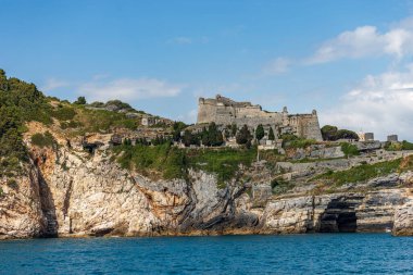 Porto Venere ya da Portovenere kasabasının antik Doria Şatosu (1164-XIX yüzyıl), Akdeniz kıyısındaki kayalık kıyı şeridinde UNESCO dünya mirası alanı. La Spezia, Liguria, İtalya, Avrupa.