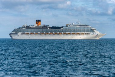 LA SPEZIA, İtalya - 8 Temmuz 2021: La Spezia Körfezi 'nin limanına demirlemiş Costa Fascinosa Cruise gemisi. Costa Cruises (Costa Crociere) bir İtalyan gemicilik şirketidir..