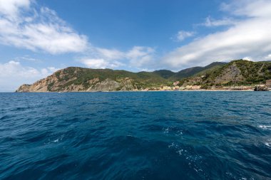 Akdeniz kıyısındaki Monterosso al Mare köyü Liguria, La Spezia, İtalya, Avrupa 'daki Cinque Terre Ulusal Parkı' nda görüldü. UNESCO dünya mirası sahası.
