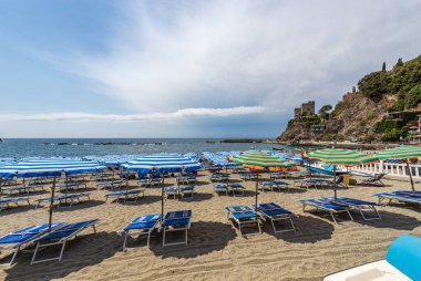 Monterosso al Mare köyünün plajı, Cinque Terre Ulusal Parkı, Liguria, La Spezia, İtalya, Avrupa kıyısındaki turizm beldesi. UNESCO dünya mirası sahası. 