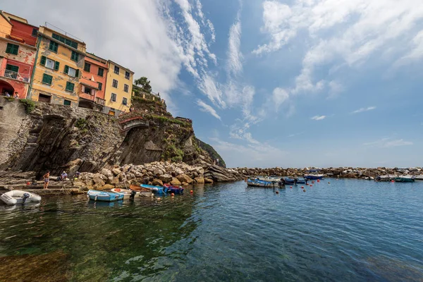 Famoso Borgo Riomaggiore Con Piccole Imbarcazioni Ormeggiate Nel Porto Parco — Foto Stock