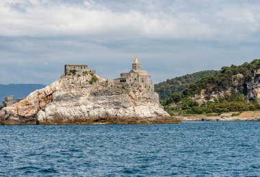 Ortaçağ San Pietro Kilisesi (St. Peter, 1198), Portovenere veya Porto Venere kasabası, UNESCO dünya mirası alanı. La Spezia, Liguria, İtalya, Avrupa. Sağdaki Palmaria adası..
