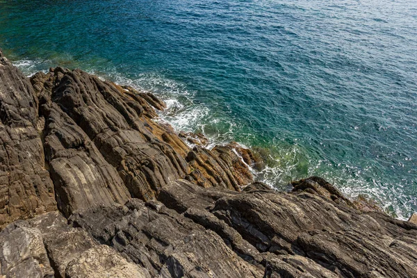 Close Van Kliffen Zee Tegenover Het Riomaggiore Dorp Cinque Terre — Stockfoto