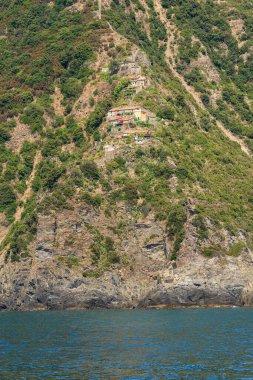 Denize bakan merdiveni La Spezia ili, UNESCO dünya mirası sahası, Liguria, İtalya ve Avrupa 'ya bakan küçük kırsal Monesteroli köyü Cinque Terre' nin kıyısında..
